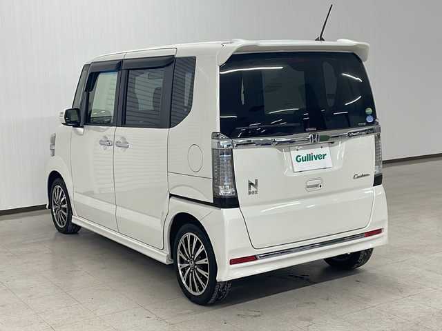 ホンダ Ｎ ＢＯＸ カスタム G ターボ Lパッケージ 熊本県 2015(平27)年 6.7万km プレミアムホワイトパールⅡ MITSUBISHI製メモリナビ/オートライト/ECONスイッチ/パドルシフト/純正フロアマット/ドアバイザー/CTBA/ドアロック連動ミラー/ステアリングスイッチ/ETC/両側パワースライドドア/革巻きステアリング