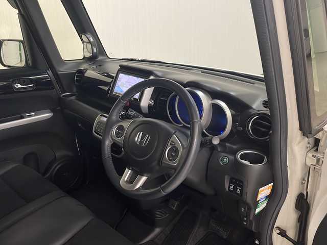ホンダ Ｎ ＢＯＸ カスタム G ターボ Lパッケージ 熊本県 2015(平27)年 6.7万km プレミアムホワイトパールⅡ MITSUBISHI製メモリナビ/オートライト/ECONスイッチ/パドルシフト/純正フロアマット/ドアバイザー/CTBA/ドアロック連動ミラー/ステアリングスイッチ/ETC/両側パワースライドドア/革巻きステアリング