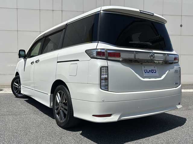 日産 エルグランド 250HWS アーバンクロム 埼玉県 2012(平24)年 12.7万km ブリリアントホワイトパール (株)IDOMが運営する【じしゃロン熊谷店】の自社ローン専用車両になりますこちらは現金またはオートローンご利用時の価格です。自社ローンご希望の方は別途その旨お申付け下さい/ワンオーナー/純正HDDナビ/　CD/DVD/ワンセグ/AM/FM/Bluetooth/AUX/アラウンドビューモニター/バックカメラ/前後コーナーセンサー/フリップダウンモニター/両側パワースライドドア/黒ハーフレザーシート/後席オットマン/後席カーテン付きレール/純正ドアバイザー/アルミペダル/ビルトインETC/HIDヘッドライト/ステアリングスイッチ/プッシュスタート/スマートキー