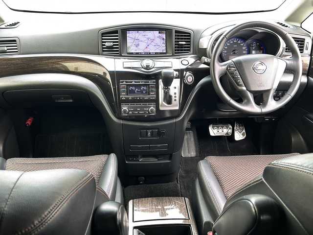 日産 エルグランド 250HWS アーバンクロム 埼玉県 2012(平24)年 12.7万km ブリリアントホワイトパール (株)IDOMが運営する【じしゃロン熊谷店】の自社ローン専用車両になりますこちらは現金またはオートローンご利用時の価格です。自社ローンご希望の方は別途その旨お申付け下さい/ワンオーナー/純正HDDナビ/　CD/DVD/ワンセグ/AM/FM/Bluetooth/AUX/アラウンドビューモニター/バックカメラ/前後コーナーセンサー/フリップダウンモニター/両側パワースライドドア/黒ハーフレザーシート/後席オットマン/後席カーテン付きレール/純正ドアバイザー/アルミペダル/ビルトインETC/HIDヘッドライト/ステアリングスイッチ/プッシュスタート/スマートキー