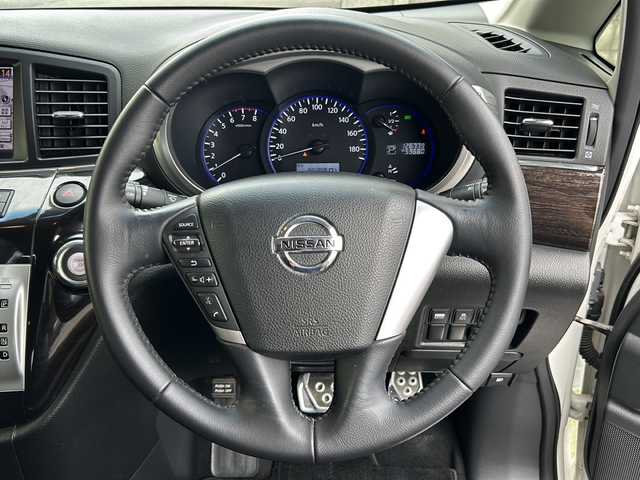日産 エルグランド 250HWS アーバンクロム 埼玉県 2012(平24)年 12.7万km ブリリアントホワイトパール (株)IDOMが運営する【じしゃロン熊谷店】の自社ローン専用車両になりますこちらは現金またはオートローンご利用時の価格です。自社ローンご希望の方は別途その旨お申付け下さい/ワンオーナー/純正HDDナビ/　CD/DVD/ワンセグ/AM/FM/Bluetooth/AUX/アラウンドビューモニター/バックカメラ/前後コーナーセンサー/フリップダウンモニター/両側パワースライドドア/黒ハーフレザーシート/後席オットマン/後席カーテン付きレール/純正ドアバイザー/アルミペダル/ビルトインETC/HIDヘッドライト/ステアリングスイッチ/プッシュスタート/スマートキー