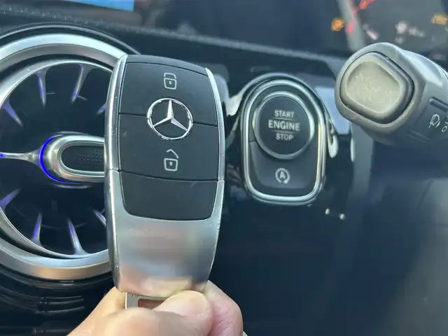 メルセデス・ベンツ Ａ２００ｄ AMGライン 滋賀県 2019(令1)年 2.9万km イリジウムシルバー アドバンスドパッケージ/レザーエクスクルーシブパッケージ/パノラマスライディングルーフ/ツートンカラーレザーシート/シートヒーター/３６０°カメラ/ETC/フルセグテレビ/アイドリングストップ/プッシュスタート/A-stop/ヘッドアップディスプレイ/純正AW１８インチ/純正ナビ