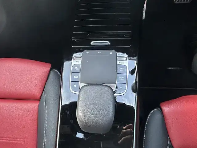 メルセデス・ベンツ Ａ２００ｄ AMGライン 滋賀県 2019(令1)年 2.9万km イリジウムシルバー アドバンスドパッケージ/レザーエクスクルーシブパッケージ/パノラマスライディングルーフ/ツートンカラーレザーシート/シートヒーター/３６０°カメラ/ETC/フルセグテレビ/アイドリングストップ/プッシュスタート/A-stop/ヘッドアップディスプレイ/純正AW１８インチ/純正ナビ