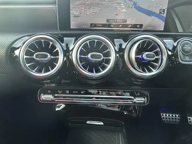 メルセデス・ベンツ Ａ２００ｄ AMGライン 滋賀県 2019(令1)年 2.9万km イリジウムシルバー アドバンスドパッケージ/レザーエクスクルーシブパッケージ/パノラマスライディングルーフ/ツートンカラーレザーシート/シートヒーター/３６０°カメラ/ETC/フルセグテレビ/アイドリングストップ/プッシュスタート/A-stop/ヘッドアップディスプレイ/純正AW１８インチ/純正ナビ