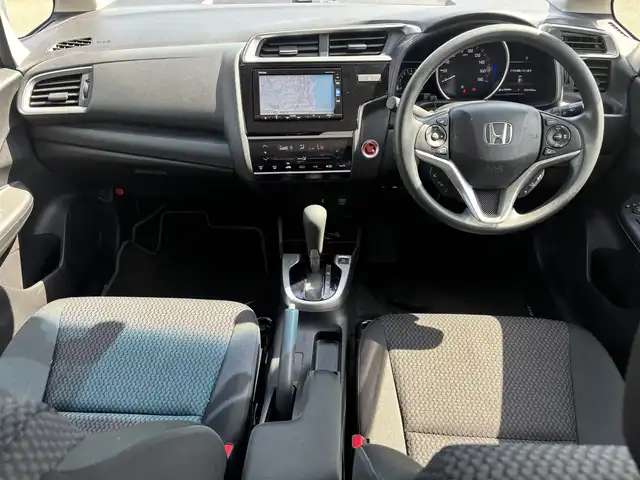 ホンダ フィット 13G L ホンダセンシング 福岡県 2017(平29)年 1.7万km ルナシルバーM ホンダセンシング/盗難防止システム/レーンキープアシスト/コーナーセンサー/エアバック（W＋サイド）/純正ナビ/バック車外カメラ/ビルドインETC/USB接続/ミュージックプレイヤー接続（ipod.AppleCarPlay）/bluetooth/フルセグTV/12V180WMAXソケット/純正フロアマット/フルフラットシート/オートマッチクハイビーム/アイドリングストップ