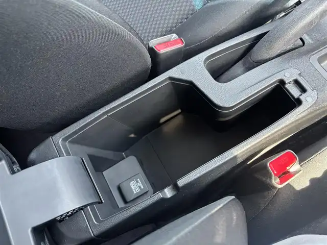 ホンダ フィット 13G L ホンダセンシング 福岡県 2017(平29)年 1.7万km ルナシルバーM ホンダセンシング/盗難防止システム/レーンキープアシスト/コーナーセンサー/エアバック（W＋サイド）/純正ナビ/バック車外カメラ/ビルドインETC/USB接続/ミュージックプレイヤー接続（ipod.AppleCarPlay）/bluetooth/フルセグTV/12V180WMAXソケット/純正フロアマット/フルフラットシート/オートマッチクハイビーム/アイドリングストップ