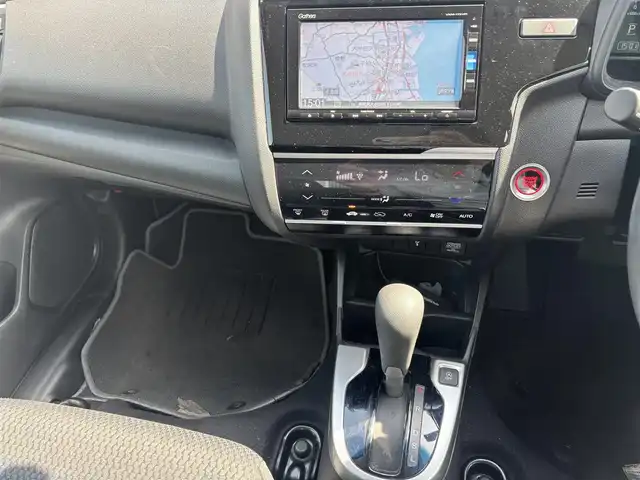 ホンダ フィット 13G L ホンダセンシング 福岡県 2017(平29)年 1.7万km ルナシルバーM ホンダセンシング/盗難防止システム/レーンキープアシスト/コーナーセンサー/エアバック（W＋サイド）/純正ナビ/バック車外カメラ/ビルドインETC/USB接続/ミュージックプレイヤー接続（ipod.AppleCarPlay）/bluetooth/フルセグTV/12V180WMAXソケット/純正フロアマット/フルフラットシート/オートマッチクハイビーム/アイドリングストップ