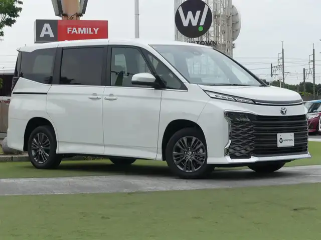 トヨタ ヴォクシー ハイブリッド S－Z 千葉県 2025(令7)年 0.1万km未満 ホワイトパールクリスタルシャイン Toyota Safety Sense/・プリクラッシュセーフティ/・レーンディパーチャーアラート/・オートハイビーム/・レーダークルーズコントロール/パワーバックドア/両側パワースライドドア/左ユニバーサルステップ/ハーフレザーシート/前席シートヒーター/10.5インチ純正コネクティッドナビ/地デジTV/【DVD/CD再生機能　Bluetooth接続】/バックカメラ/革巻きステアリング/ステアリングスイッチ/ETC（2.0）/LEDヘッドライト/ウインカーミラー/クリアランスソナー/純正16インチアルミホイル/サイド/カーテンエアバッグ/スマートキー
