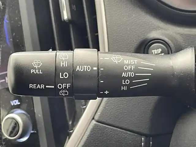 スバル フォレスター プレミアム 滋賀県 2018(平30)年 9.1万km クリスタルホワイトP 禁煙車/純正ナビ/【CD/DVD/Bluetooth/HDMI/フルセグTV】/バックモニター/フロントビューモニター/ＥＴＣ/ドライブレコーダー/スマートリヤビューミラー/パワーバックドア/ルーフレール/アイサイトコアテクノロジー/・プリクラッシュブレーキ/・後退時ブレーキアシスト/・AT誤発進抑制制御/AT誤後進抑制制御/・ツーリングアシスト/・前車速追従機能付クルーズコントロール/・車線逸脱抑制/車線逸脱警報/・ふらつき警報/・先行車発進お知らせ機能/アイサイトセイフティプラス/・スバルリヤビークルディテクション/・アダプティブドライビングビーム/ハーフレザーシート/パワーシート/シートヒーター/ステアリングヒーター/ＬＥＤライト/パドルシフト/スマートキー