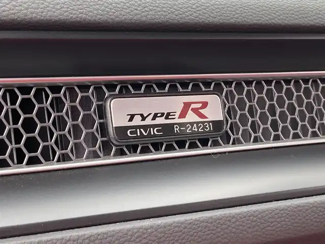 ホンダ シビック タイプR 香川県 2024(令6)年 0.2万km クリスタルブラックパール 登録時走行距離：1668km/タイプRシリアルナンバー24231/メーカー純正ナビ/　BT AppleCarPlay AndoridAuto HondaLogR/バックカメラ/ビルトインETC2.0/置くだけ充電/純正フルエアロ/純正19インチアルミホイール/衝突被害軽減装置/レーンキープアシスト/レーダークルーズコントロール/クリアランスソナー/ブラインドスポットモニター/プッシュスタート/スマートキー/スペアキー/新車時保証書/ワンオーナー
