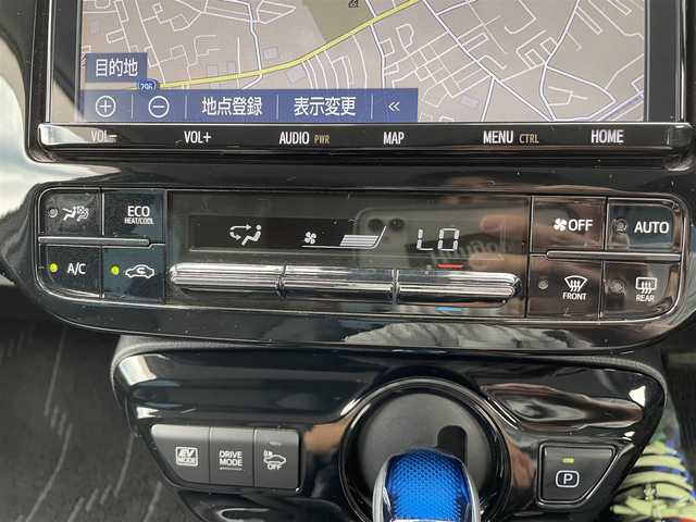 トヨタ プリウス Sツーリングセレクション 千葉県 2019(令1)年 4.4万km ホワイトパールクリスタルシャイン 純正９インチナビ/(フルセグTV BT CD DVD FM AM)/バックカメラ/衝突被害軽減システム/車線逸脱警報/クルーズコントロール/レザーシート/横滑り防止装置/ETC/ドライブレコーダー/アイドリングストップ/LEDヘッドライト/フォグランプ/オートライト/ウィンカーミラー/電動格納ミラー/純正17インチAW/シートヒーター/シートリフター/プッシュスタート/スマートキー/フロアマット/ドアバイザー