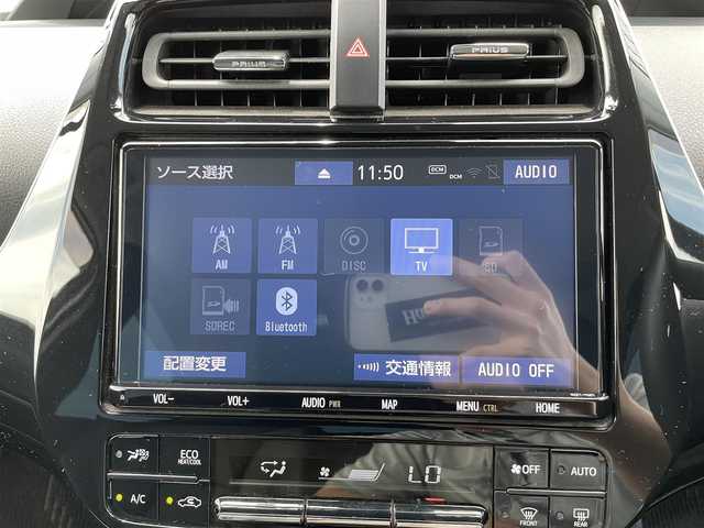 トヨタ プリウス Sツーリングセレクション 千葉県 2019(令1)年 4.4万km ホワイトパールクリスタルシャイン 純正９インチナビ/(フルセグTV BT CD DVD FM AM)/バックカメラ/衝突被害軽減システム/車線逸脱警報/クルーズコントロール/レザーシート/横滑り防止装置/ETC/ドライブレコーダー/アイドリングストップ/LEDヘッドライト/フォグランプ/オートライト/ウィンカーミラー/電動格納ミラー/純正17インチAW/シートヒーター/シートリフター/プッシュスタート/スマートキー/フロアマット/ドアバイザー