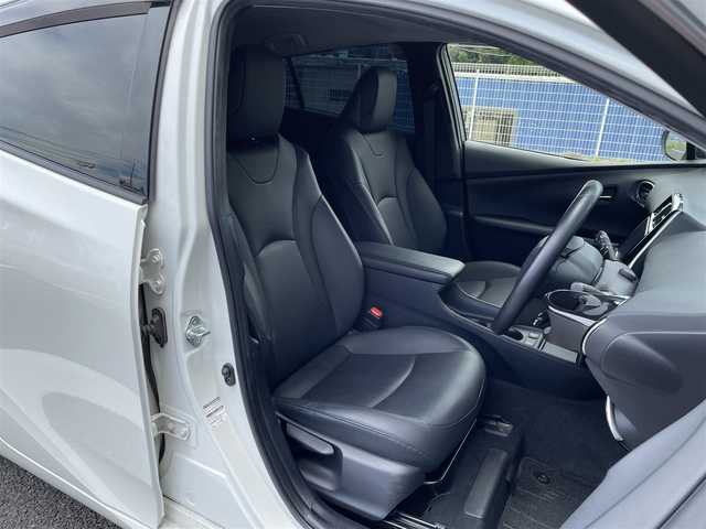 トヨタ プリウス Sツーリングセレクション 千葉県 2019(令1)年 4.4万km ホワイトパールクリスタルシャイン 純正９インチナビ/(フルセグTV BT CD DVD FM AM)/バックカメラ/衝突被害軽減システム/車線逸脱警報/クルーズコントロール/レザーシート/横滑り防止装置/ETC/ドライブレコーダー/アイドリングストップ/LEDヘッドライト/フォグランプ/オートライト/ウィンカーミラー/電動格納ミラー/純正17インチAW/シートヒーター/シートリフター/プッシュスタート/スマートキー/フロアマット/ドアバイザー