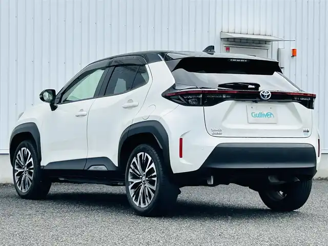 トヨタ ヤリスクロス ハイブリッド Z 熊本県 2022(令4)年 5.2万km ブラックマイカ/ホワイトパールクリスタルシャイン 2トーン 純正ディスプレイオーディオ/・ナビ/AM/FM/USB/BT/・フルセグTV/全周囲カメラ/・フロント/バック/サイド/トヨタセーフティセンス/・レーントレーシングアシスト/・プロアクティブドライビングアシスト/・ロードサインアシスト/・リヤクロストラフィックアラート/・ブラインドスポットモニター/・パーキングサポートブレーキ/・オートマチックハイビーム/クリアランスソナー/レーダークルーズコントロール/前後コーナーセンサー/ETC2.0/革巻きステアリング/・ステアリングリモコン/ハーフレザーシート/・D席パワーシート/・D/N席シートヒーター/電動格納ミラー/・ウィンカーミラー/オートライト/・LEDライト/・ヘッドライトレベライザー/電動サイドブレーキ/・ホールドボタン/純正ドアバイザー/純正アルミホイール/純正フロアマット/スマートキー