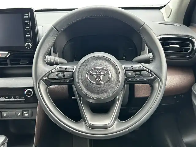 トヨタ ヤリスクロス ハイブリッド Z 熊本県 2022(令4)年 5.2万km ブラックマイカ/ホワイトパールクリスタルシャイン 2トーン 純正ディスプレイオーディオ/・ナビ/AM/FM/USB/BT/・フルセグTV/全周囲カメラ/・フロント/バック/サイド/トヨタセーフティセンス/・レーントレーシングアシスト/・プロアクティブドライビングアシスト/・ロードサインアシスト/・リヤクロストラフィックアラート/・ブラインドスポットモニター/・パーキングサポートブレーキ/・オートマチックハイビーム/クリアランスソナー/レーダークルーズコントロール/前後コーナーセンサー/ETC2.0/革巻きステアリング/・ステアリングリモコン/ハーフレザーシート/・D席パワーシート/・D/N席シートヒーター/電動格納ミラー/・ウィンカーミラー/オートライト/・LEDライト/・ヘッドライトレベライザー/電動サイドブレーキ/・ホールドボタン/純正ドアバイザー/純正アルミホイール/純正フロアマット/スマートキー
