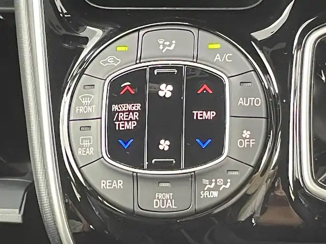 トヨタ ヴォクシー ハイブリッド ZS 煌Ⅱ 千葉県 2020(令2)年 4万km ホワイトパールクリスタルシャイン 禁煙車　/社外10型ナビ/フルセグTV/　Bluetooth/CD/DVD/衝突軽減システム　/両側パワースライドドア　/クリアランスソナー　/パーキングサポートブレーキ　/レーンディパーチャーアラート　/先行車発進お知らせ　/バックカメラ　/席ヒーター/クルーズコントロール/LEDオートヘッドライト/革巻きステアリング/ステアリングスイッチ/純正アルミホイール