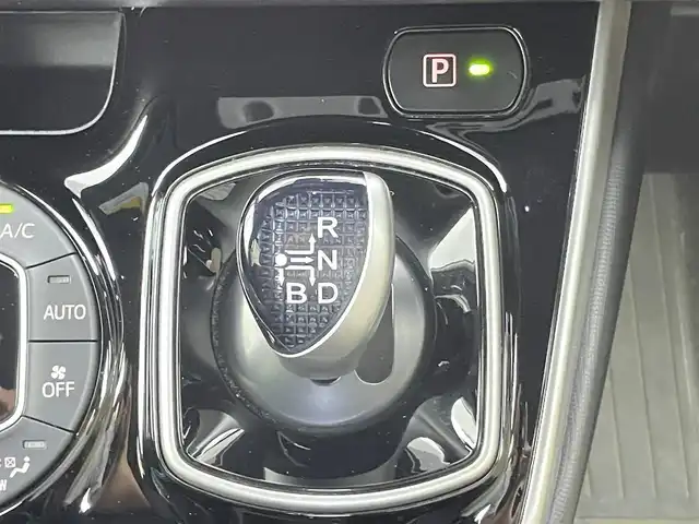 トヨタ ヴォクシー ハイブリッド ZS 煌Ⅱ 千葉県 2020(令2)年 4万km ホワイトパールクリスタルシャイン 禁煙車　/社外10型ナビ/フルセグTV/　Bluetooth/CD/DVD/衝突軽減システム　/両側パワースライドドア　/クリアランスソナー　/パーキングサポートブレーキ　/レーンディパーチャーアラート　/先行車発進お知らせ　/バックカメラ　/席ヒーター/クルーズコントロール/LEDオートヘッドライト/革巻きステアリング/ステアリングスイッチ/純正アルミホイール