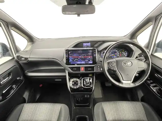 トヨタ ヴォクシー ハイブリッド ZS 煌Ⅱ 千葉県 2020(令2)年 4万km ホワイトパールクリスタルシャイン 禁煙車　/社外10型ナビ/フルセグTV/　Bluetooth/CD/DVD/衝突軽減システム　/両側パワースライドドア　/クリアランスソナー　/パーキングサポートブレーキ　/レーンディパーチャーアラート　/先行車発進お知らせ　/バックカメラ　/席ヒーター/クルーズコントロール/LEDオートヘッドライト/革巻きステアリング/ステアリングスイッチ/純正アルミホイール