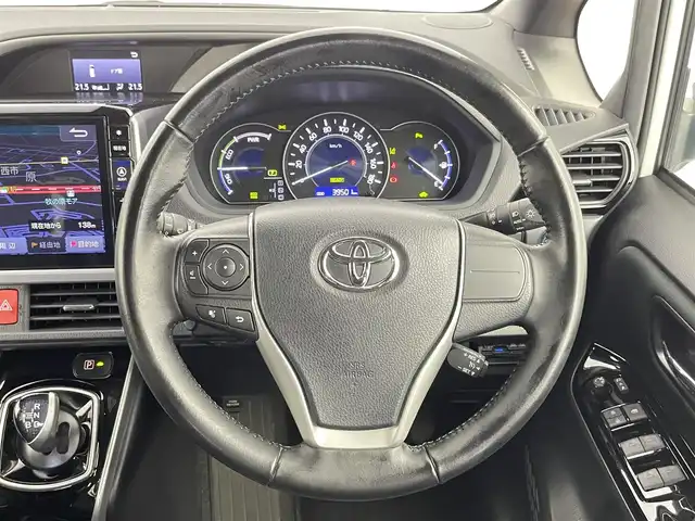 トヨタ ヴォクシー ハイブリッド ZS 煌Ⅱ 千葉県 2020(令2)年 4万km ホワイトパールクリスタルシャイン 禁煙車　/社外10型ナビ/フルセグTV/　Bluetooth/CD/DVD/衝突軽減システム　/両側パワースライドドア　/クリアランスソナー　/パーキングサポートブレーキ　/レーンディパーチャーアラート　/先行車発進お知らせ　/バックカメラ　/席ヒーター/クルーズコントロール/LEDオートヘッドライト/革巻きステアリング/ステアリングスイッチ/純正アルミホイール