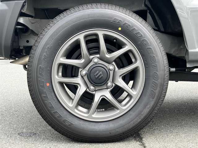 スズキ ジムニー XC 静岡県 2024(令6)年 0.2万km ミディアムグレー エンジンスタートボタン/パワーステアリング/パワーウィンドウ/アイドリングストップ/スマートキー/オートエアコン/クルーズコントロール/8インチナビ（CD/DVD/BT/フルセグ）/ドライブレコーダー全方位/純正フロアマット/純正アルミホイール/D席N席シートヒーター/背面タイヤ/ABS/横滑り防止装置/コーナーセンサー/センターデフロック/レーンキープアシスト/オートライト/オートマチックハイビーム/ダウンヒルアシストコントロール/LEDヘッドライト/W＋サイドエアバック/衝突軽減システム