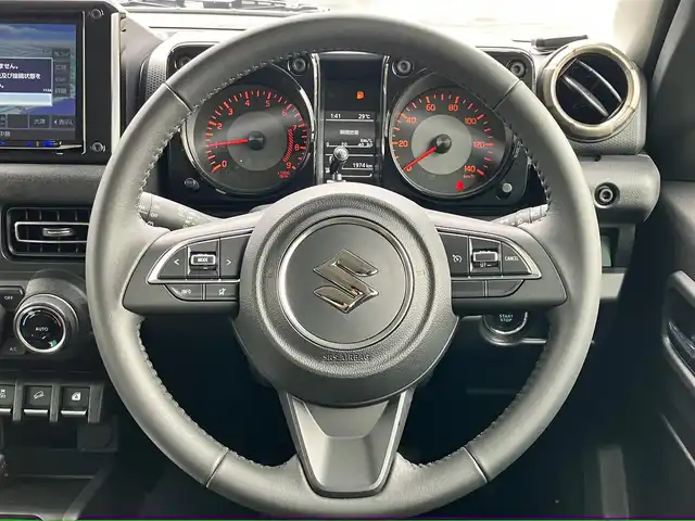 スズキ ジムニー XC 静岡県 2024(令6)年 0.2万km ミディアムグレー エンジンスタートボタン/パワーステアリング/パワーウィンドウ/アイドリングストップ/スマートキー/オートエアコン/クルーズコントロール/8インチナビ（CD/DVD/BT/フルセグ）/ドライブレコーダー全方位/純正フロアマット/純正アルミホイール/D席N席シートヒーター/背面タイヤ/ABS/横滑り防止装置/コーナーセンサー/センターデフロック/レーンキープアシスト/オートライト/オートマチックハイビーム/ダウンヒルアシストコントロール/LEDヘッドライト/W＋サイドエアバック/衝突軽減システム
