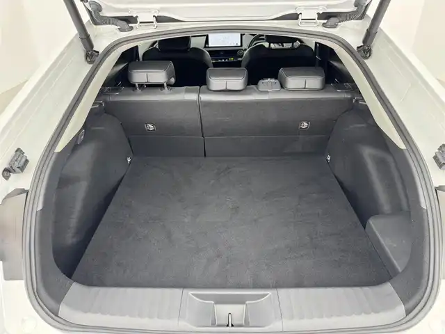 トヨタ プリウス Z 愛知県 2023(令5)年 4.1万km ホワイトパールクリスタルシャイン トヨタセーフティーセンス/・オートマチックハイビーム/・プリクラッシュセーフティー/・レーンアシスト/・レーンディパラーチャー/・ロードサインアシスト/・先行発進警告システム/・レーダークルーズコントロール/・BSM/・クリアランスソナー/12.3インチディスプレイオーディオ/・フルセグTV/・Bluetooth/・AppleCarPlay/パノラマルーフ/置くだけ充電/ETC2.0/パワーバックドア/革巻きステアリング/デジタルインナーミラー/シートヒーター/エアシート/電動パーキングシステム/AC100V/パワーシート