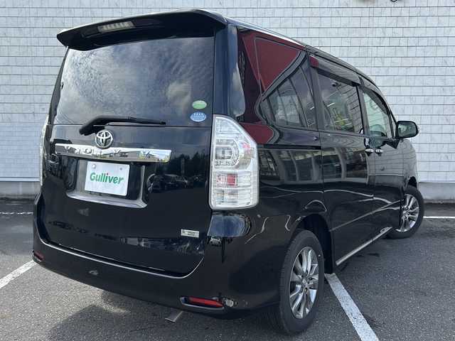 トヨタ ヴォクシー ZS 煌Ⅲ 秋田県 2013(平25)年 8.1万km ブラック ・４WD/・寒冷地仕様/・プッシュスタート/・両側パワースライドドア/・ETC/・HID/・三列シート/・スマートキー/・ドアバイザー/・AAC/・ハーフレザーシート/・前方ドライブレコーダー/・オートライト