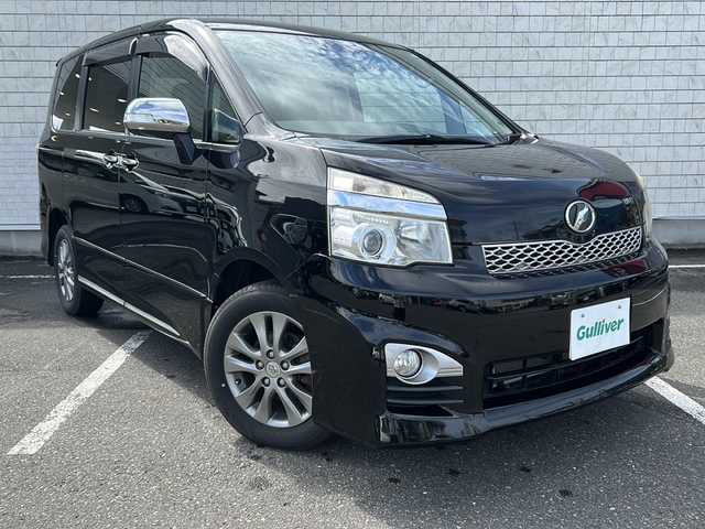 トヨタ ヴォクシー ZS 煌Ⅲ 秋田県 2013(平25)年 8.1万km ブラック ・４WD/・寒冷地仕様/・プッシュスタート/・両側パワースライドドア/・ETC/・HID/・三列シート/・スマートキー/・ドアバイザー/・AAC/・ハーフレザーシート/・前方ドライブレコーダー/・オートライト