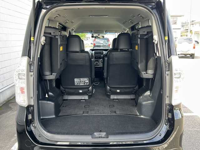 トヨタ ヴォクシー ZS 煌Ⅲ 秋田県 2013(平25)年 8.1万km ブラック ・４WD/・寒冷地仕様/・プッシュスタート/・両側パワースライドドア/・ETC/・HID/・三列シート/・スマートキー/・ドアバイザー/・AAC/・ハーフレザーシート/・前方ドライブレコーダー/・オートライト