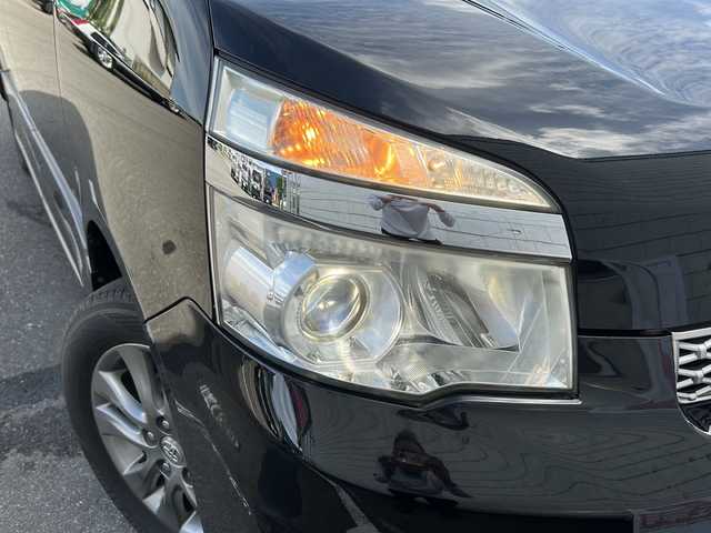 トヨタ ヴォクシー ZS 煌Ⅲ 秋田県 2013(平25)年 8.1万km ブラック ・４WD/・寒冷地仕様/・プッシュスタート/・両側パワースライドドア/・ETC/・HID/・三列シート/・スマートキー/・ドアバイザー/・AAC/・ハーフレザーシート/・前方ドライブレコーダー/・オートライト