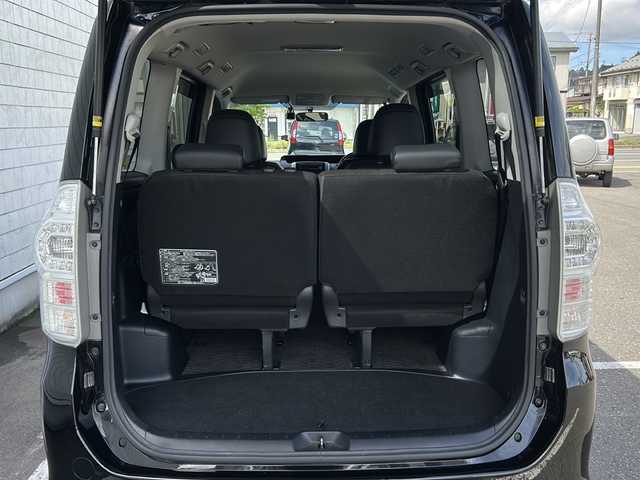 トヨタ ヴォクシー ZS 煌Ⅲ 秋田県 2013(平25)年 8.1万km ブラック ・４WD/・寒冷地仕様/・プッシュスタート/・両側パワースライドドア/・ETC/・HID/・三列シート/・スマートキー/・ドアバイザー/・AAC/・ハーフレザーシート/・前方ドライブレコーダー/・オートライト