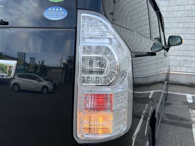 トヨタ ヴォクシー ZS 煌Ⅲ 秋田県 2013(平25)年 8.1万km ブラック ・４WD/・寒冷地仕様/・プッシュスタート/・両側パワースライドドア/・ETC/・HID/・三列シート/・スマートキー/・ドアバイザー/・AAC/・ハーフレザーシート/・前方ドライブレコーダー/・オートライト