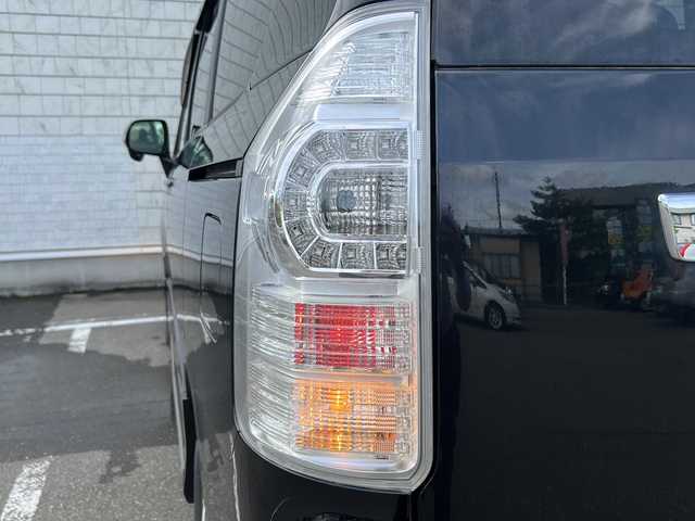 トヨタ ヴォクシー ZS 煌Ⅲ 秋田県 2013(平25)年 8.1万km ブラック ・４WD/・寒冷地仕様/・プッシュスタート/・両側パワースライドドア/・ETC/・HID/・三列シート/・スマートキー/・ドアバイザー/・AAC/・ハーフレザーシート/・前方ドライブレコーダー/・オートライト