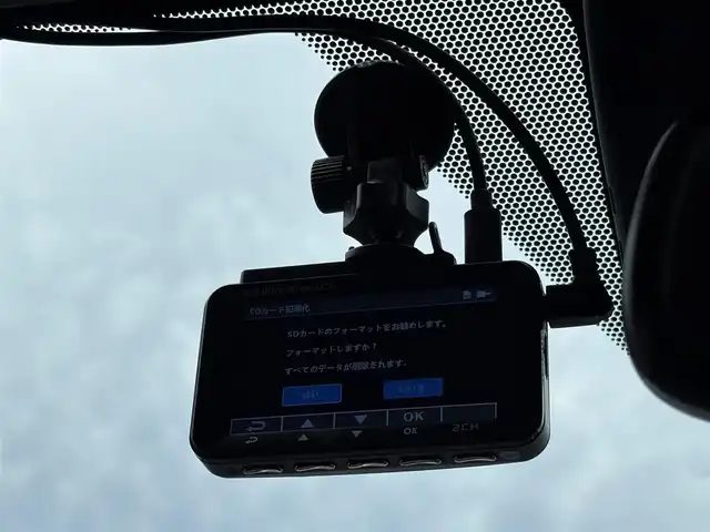 トヨタ Ｃ－ＨＲ G LEDエディション 大分県 2018(平30)年 9.1万km ホワイトパールクリスタルシャイン ・純正ナビ(CD/DVD/BT/USB/HDMI)/・バックモニター/・フルセグテレビ/・プリクラッシュセーフティ/・ブラインドスポットモニター/・コーナーセンサー/・レーダークルーズコントロール/・ETC 2.0/・ドライブレコーダー/・シートヒーター/・純正アルミホイール/・スマートキー&プッシュスタートボタン