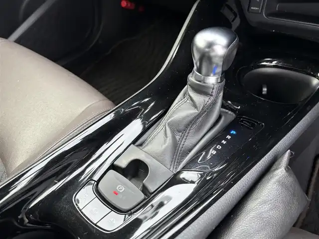 トヨタ Ｃ－ＨＲ G LEDエディション 大分県 2018(平30)年 9.1万km ホワイトパールクリスタルシャイン ・純正ナビ(CD/DVD/BT/USB/HDMI)/・バックモニター/・フルセグテレビ/・プリクラッシュセーフティ/・ブラインドスポットモニター/・コーナーセンサー/・レーダークルーズコントロール/・ETC 2.0/・ドライブレコーダー/・シートヒーター/・純正アルミホイール/・スマートキー&プッシュスタートボタン