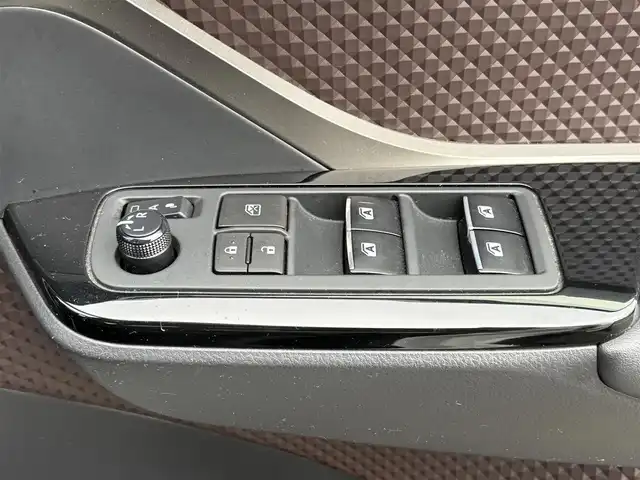 トヨタ Ｃ－ＨＲ G LEDエディション 大分県 2018(平30)年 9.1万km ホワイトパールクリスタルシャイン ・純正ナビ(CD/DVD/BT/USB/HDMI)/・バックモニター/・フルセグテレビ/・プリクラッシュセーフティ/・ブラインドスポットモニター/・コーナーセンサー/・レーダークルーズコントロール/・ETC 2.0/・ドライブレコーダー/・シートヒーター/・純正アルミホイール/・スマートキー&プッシュスタートボタン
