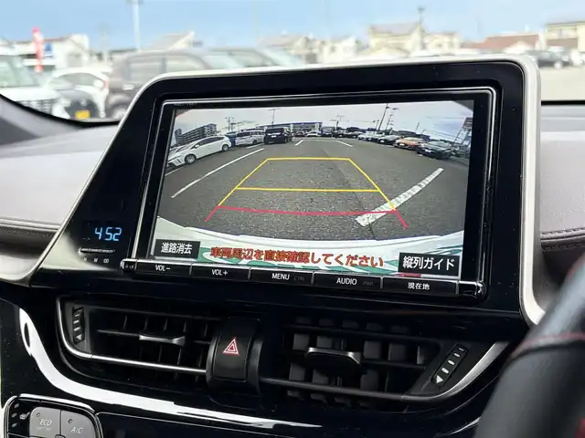 トヨタ Ｃ－ＨＲ G LEDエディション 大分県 2018(平30)年 9.1万km ホワイトパールクリスタルシャイン ・純正ナビ(CD/DVD/BT/USB/HDMI)/・バックモニター/・フルセグテレビ/・プリクラッシュセーフティ/・ブラインドスポットモニター/・コーナーセンサー/・レーダークルーズコントロール/・ETC 2.0/・ドライブレコーダー/・シートヒーター/・純正アルミホイール/・スマートキー&プッシュスタートボタン