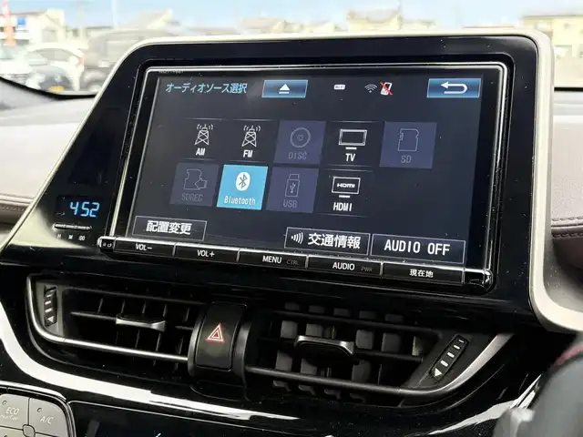 トヨタ Ｃ－ＨＲ G LEDエディション 大分県 2018(平30)年 9.1万km ホワイトパールクリスタルシャイン ・純正ナビ(CD/DVD/BT/USB/HDMI)/・バックモニター/・フルセグテレビ/・プリクラッシュセーフティ/・ブラインドスポットモニター/・コーナーセンサー/・レーダークルーズコントロール/・ETC 2.0/・ドライブレコーダー/・シートヒーター/・純正アルミホイール/・スマートキー&プッシュスタートボタン