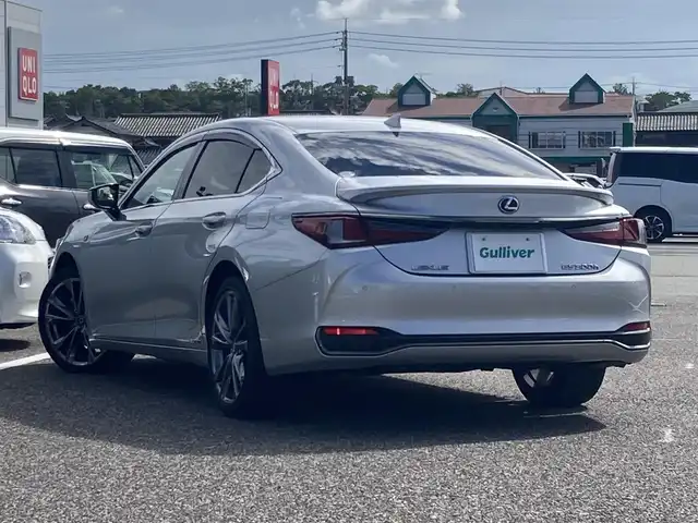 レクサス ＥＳ 300h Fスポーツ 島根県 2020(令2)年 6.9万km プラチナムシルバーメタリック メーカーOPナビ(CD/DVD/BT/フルセグ)/サンルーフ/バックカメラ/プリクラッシュセーフティー/レーントレーシングアシスト/ブラインドスポットモニター/パーキングサポートアラート/レーダークルーズコントロール/前席パワーシート/前席シートヒーター /前席シートベンチレーション/運転席シートメモリー/ステアリングヒーター/オートハイビーム/オートライト/前方ドライブレコーダー/ビルトインETC2.0/パドルシフト/リヤサンシェード/純正フロアマット