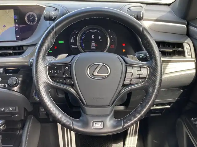 レクサス ＥＳ 300h Fスポーツ 島根県 2020(令2)年 6.9万km プラチナムシルバーメタリック メーカーOPナビ(CD/DVD/BT/フルセグ)/サンルーフ/バックカメラ/プリクラッシュセーフティー/レーントレーシングアシスト/ブラインドスポットモニター/パーキングサポートアラート/レーダークルーズコントロール/前席パワーシート/前席シートヒーター /前席シートベンチレーション/運転席シートメモリー/ステアリングヒーター/オートハイビーム/オートライト/前方ドライブレコーダー/ビルトインETC2.0/パドルシフト/リヤサンシェード/純正フロアマット