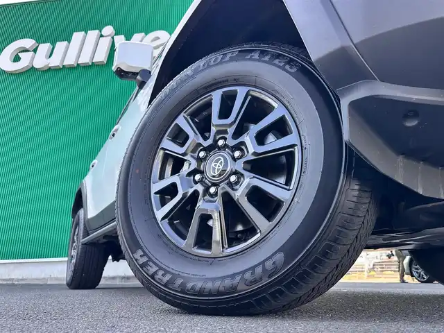 トヨタ ランドクルーザー ２５０ VX 宮城県 2025(令7)年 2.3万km プラチナホワイトパールマイカ 丸目1眼LEDヘッドライト/ルーフレール/モデリスタパッケージ/・フロントバンパーガード/・フロントアンダーカバー/・リヤバンパーガーニッシュ/モデリスタシグネチャーイルミブレード/ワンオーナー/純正12.3インチディスプレイオーディオナビ/・フルセグ/・HDMI入力/・パイオニアプレミアムサウンドシステム/・AppleCarPlay/ＡｎｄｒｏｉｄＡuto/・ＡＭ/FMチューナー/・ＵＳＢ入力/パノラマミックビューモニター/セーフティセンス/・プリクラッシュセーフティ/・レーダークルーズコントロール/・レーンディパーチャーアラート/・オートマチックハイビーム/・ドライバー異常検知対応システム/・プロアクティブドライビングアシスト/・発進遅れ告知機能/・レーントレーシングアシスト/・ロードサインアシスト/デジタルインナーミラー/ドライブレコーダー/黒革シート【ベンチレーション】/パワーシート/スペアタイヤ/保証書