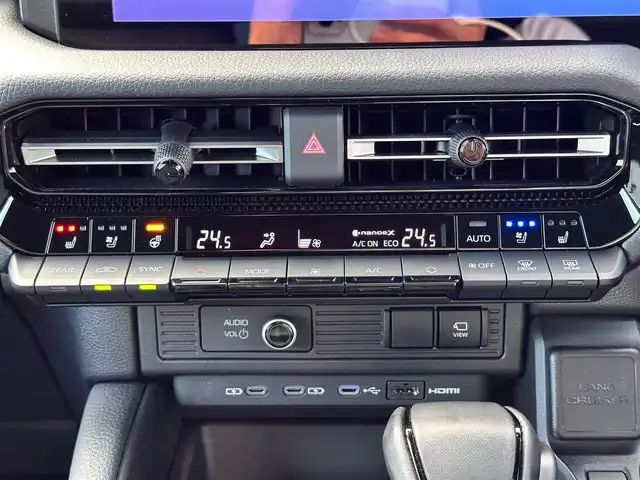 トヨタ ランドクルーザー ２５０ VX 宮城県 2025(令7)年 2.3万km プラチナホワイトパールマイカ 丸目1眼LEDヘッドライト/ルーフレール/モデリスタパッケージ/・フロントバンパーガード/・フロントアンダーカバー/・リヤバンパーガーニッシュ/モデリスタシグネチャーイルミブレード/ワンオーナー/純正12.3インチディスプレイオーディオナビ/・フルセグ/・HDMI入力/・パイオニアプレミアムサウンドシステム/・AppleCarPlay/ＡｎｄｒｏｉｄＡuto/・ＡＭ/FMチューナー/・ＵＳＢ入力/パノラマミックビューモニター/セーフティセンス/・プリクラッシュセーフティ/・レーダークルーズコントロール/・レーンディパーチャーアラート/・オートマチックハイビーム/・ドライバー異常検知対応システム/・プロアクティブドライビングアシスト/・発進遅れ告知機能/・レーントレーシングアシスト/・ロードサインアシスト/デジタルインナーミラー/ドライブレコーダー/黒革シート【ベンチレーション】/パワーシート/スペアタイヤ/保証書