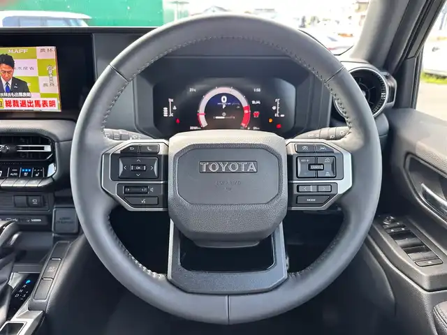 トヨタ ランドクルーザー ２５０ VX 宮城県 2025(令7)年 2.3万km プラチナホワイトパールマイカ 丸目1眼LEDヘッドライト/ルーフレール/モデリスタパッケージ/・フロントバンパーガード/・フロントアンダーカバー/・リヤバンパーガーニッシュ/モデリスタシグネチャーイルミブレード/ワンオーナー/純正12.3インチディスプレイオーディオナビ/・フルセグ/・HDMI入力/・パイオニアプレミアムサウンドシステム/・AppleCarPlay/ＡｎｄｒｏｉｄＡuto/・ＡＭ/FMチューナー/・ＵＳＢ入力/パノラマミックビューモニター/セーフティセンス/・プリクラッシュセーフティ/・レーダークルーズコントロール/・レーンディパーチャーアラート/・オートマチックハイビーム/・ドライバー異常検知対応システム/・プロアクティブドライビングアシスト/・発進遅れ告知機能/・レーントレーシングアシスト/・ロードサインアシスト/デジタルインナーミラー/ドライブレコーダー/黒革シート【ベンチレーション】/パワーシート/スペアタイヤ/保証書