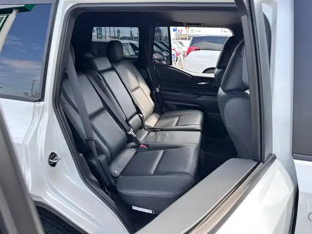 トヨタ ランドクルーザー ２５０ VX 宮城県 2025(令7)年 2.3万km プラチナホワイトパールマイカ 丸目1眼LEDヘッドライト/ルーフレール/モデリスタパッケージ/・フロントバンパーガード/・フロントアンダーカバー/・リヤバンパーガーニッシュ/モデリスタシグネチャーイルミブレード/ワンオーナー/純正12.3インチディスプレイオーディオナビ/・フルセグ/・HDMI入力/・パイオニアプレミアムサウンドシステム/・AppleCarPlay/ＡｎｄｒｏｉｄＡuto/・ＡＭ/FMチューナー/・ＵＳＢ入力/パノラマミックビューモニター/セーフティセンス/・プリクラッシュセーフティ/・レーダークルーズコントロール/・レーンディパーチャーアラート/・オートマチックハイビーム/・ドライバー異常検知対応システム/・プロアクティブドライビングアシスト/・発進遅れ告知機能/・レーントレーシングアシスト/・ロードサインアシスト/デジタルインナーミラー/ドライブレコーダー/黒革シート【ベンチレーション】/パワーシート/スペアタイヤ/保証書