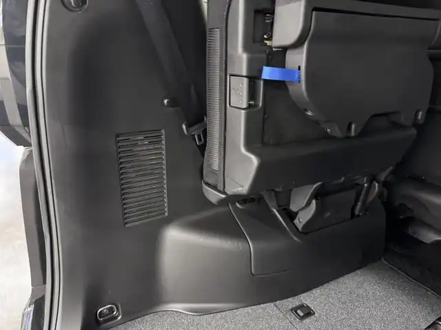 日産 セレナ ハイウェイスターVセレクションⅡ 三重県 2018(平30)年 1.9万km ダイヤモンドブラック S-HYBRID/FF/インパネCVT/純正 9インチナビ MM518D-L/（iPod/SD/FM/AM/TV/USB/Bluetooth/CD/DVD/Blu-ray/MUSIC STOCKER/HDMI/ドラレコ/AUX）/・純正 11インチ 後席モニター/インテリジェント アラウンドビューモニター（移動物検知機能付）*1/両側 ハンズフリーオートスライドドア/ドライブレコーダー 前方/ビルトイン ETC/安全/【OP】セーフティパックA/・踏み間違い衝突防止アシスト*/・インテリジェント パーキングアシスト*/・標識検知機能*/・インテリジェント DA（ふらつき警報）*/・フロント & バックソナー*/・LDW（車線逸脱警報）/・エマージェンシーブレーキ/装備/・定速クルーズコントロール/・前後 オートエアコン/・オートライト/・LEDヘッドライト/・フロントフォグライト/・ハイビームアシスト/・ヒーター付ドアミラー*1/・ステアリングスイッチ*1/・純正16inAW/・プッシュスタート/・保/取/ナビ取/・スマートキーx2/など/*1…セーフティパックAの装備