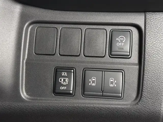 日産 セレナ ハイウェイスターVセレクションⅡ 三重県 2018(平30)年 1.9万km ダイヤモンドブラック S-HYBRID/FF/インパネCVT/純正 9インチナビ MM518D-L/（iPod/SD/FM/AM/TV/USB/Bluetooth/CD/DVD/Blu-ray/MUSIC STOCKER/HDMI/ドラレコ/AUX）/・純正 11インチ 後席モニター/インテリジェント アラウンドビューモニター（移動物検知機能付）*1/両側 ハンズフリーオートスライドドア/ドライブレコーダー 前方/ビルトイン ETC/安全/【OP】セーフティパックA/・踏み間違い衝突防止アシスト*/・インテリジェント パーキングアシスト*/・標識検知機能*/・インテリジェント DA（ふらつき警報）*/・フロント & バックソナー*/・LDW（車線逸脱警報）/・エマージェンシーブレーキ/装備/・定速クルーズコントロール/・前後 オートエアコン/・オートライト/・LEDヘッドライト/・フロントフォグライト/・ハイビームアシスト/・ヒーター付ドアミラー*1/・ステアリングスイッチ*1/・純正16inAW/・プッシュスタート/・保/取/ナビ取/・スマートキーx2/など/*1…セーフティパックAの装備