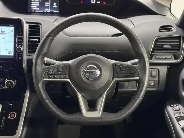 日産 セレナ ハイウェイスターVセレクションⅡ 三重県 2018(平30)年 1.9万km ダイヤモンドブラック S-HYBRID/FF/インパネCVT/純正 9インチナビ MM518D-L/（iPod/SD/FM/AM/TV/USB/Bluetooth/CD/DVD/Blu-ray/MUSIC STOCKER/HDMI/ドラレコ/AUX）/・純正 11インチ 後席モニター/インテリジェント アラウンドビューモニター（移動物検知機能付）*1/両側 ハンズフリーオートスライドドア/ドライブレコーダー 前方/ビルトイン ETC/安全/【OP】セーフティパックA/・踏み間違い衝突防止アシスト*/・インテリジェント パーキングアシスト*/・標識検知機能*/・インテリジェント DA（ふらつき警報）*/・フロント & バックソナー*/・LDW（車線逸脱警報）/・エマージェンシーブレーキ/装備/・定速クルーズコントロール/・前後 オートエアコン/・オートライト/・LEDヘッドライト/・フロントフォグライト/・ハイビームアシスト/・ヒーター付ドアミラー*1/・ステアリングスイッチ*1/・純正16inAW/・プッシュスタート/・保/取/ナビ取/・スマートキーx2/など/*1…セーフティパックAの装備