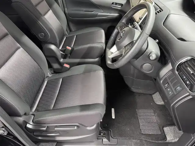 日産 セレナ ハイウェイスターVセレクションⅡ 三重県 2018(平30)年 1.9万km ダイヤモンドブラック S-HYBRID/FF/インパネCVT/純正 9インチナビ MM518D-L/（iPod/SD/FM/AM/TV/USB/Bluetooth/CD/DVD/Blu-ray/MUSIC STOCKER/HDMI/ドラレコ/AUX）/・純正 11インチ 後席モニター/インテリジェント アラウンドビューモニター（移動物検知機能付）*1/両側 ハンズフリーオートスライドドア/ドライブレコーダー 前方/ビルトイン ETC/安全/【OP】セーフティパックA/・踏み間違い衝突防止アシスト*/・インテリジェント パーキングアシスト*/・標識検知機能*/・インテリジェント DA（ふらつき警報）*/・フロント & バックソナー*/・LDW（車線逸脱警報）/・エマージェンシーブレーキ/装備/・定速クルーズコントロール/・前後 オートエアコン/・オートライト/・LEDヘッドライト/・フロントフォグライト/・ハイビームアシスト/・ヒーター付ドアミラー*1/・ステアリングスイッチ*1/・純正16inAW/・プッシュスタート/・保/取/ナビ取/・スマートキーx2/など/*1…セーフティパックAの装備