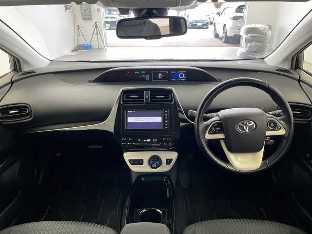 トヨタ プリウス Sセーフティプラス 三重県 2018(平30)年 6万km スティールブロンドM /禁煙車//純正ナビ（Bluetooth接続/AM/FM/フルセグTV/CD/CDチェンジャー/AUX/SD）//バックカメラ//ETC//前後コーナーセンサー//レーンキープアシスト//パーキングアシスト//純正フロアマット//スマートキー//パーキングアシスト//オートマチックハイビーム//衝突被害軽減システム//横滑り防止装置