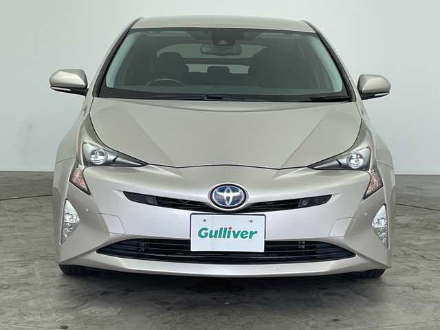 トヨタ プリウス Sセーフティプラス 三重県 2018(平30)年 6万km スティールブロンドM /禁煙車//純正ナビ（Bluetooth接続/AM/FM/フルセグTV/CD/CDチェンジャー/AUX/SD）//バックカメラ//ETC//前後コーナーセンサー//レーンキープアシスト//パーキングアシスト//純正フロアマット//スマートキー//パーキングアシスト//オートマチックハイビーム//衝突被害軽減システム//横滑り防止装置